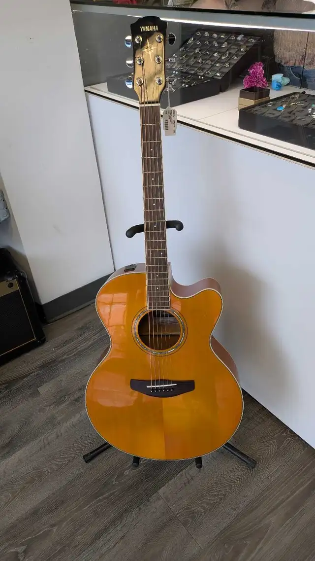 Yamaha guitar in Guitars in Ottawa - Image 2