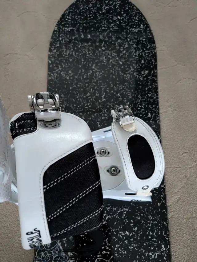 Burton Blunt Snowboard w Burton freestyle bindings in Snowboard in Kitchener / Waterloo - Image 5