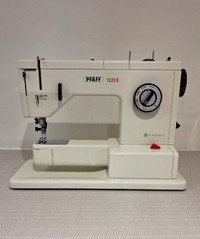 Pfaff 1222E Sewing Machine + case and accessories. Very good.
