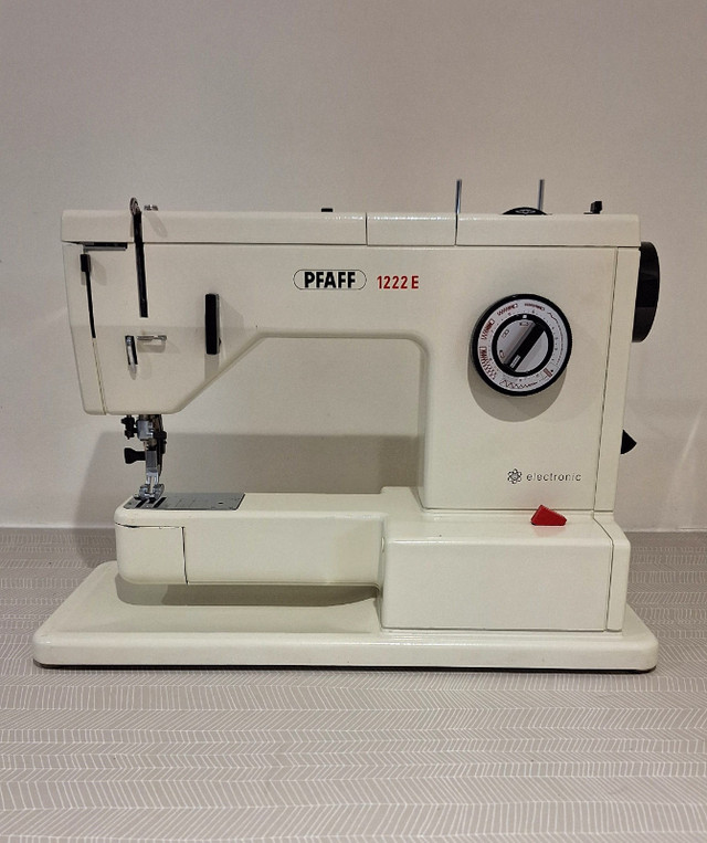 Pfaff 1222E Sewing Machine + case and accessories. Very good. in Hobbies & Crafts in City of Toronto
