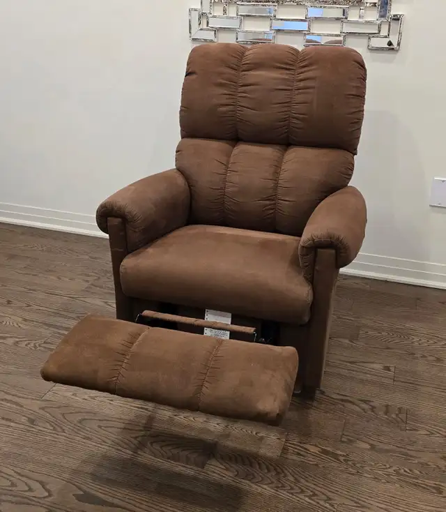 Lazboy Rocker Recliner Chair  in Chairs & Recliners in Oshawa / Durham Region - Image 4