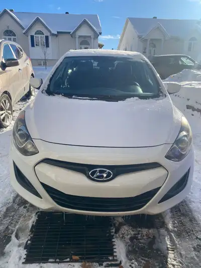 Hyundai Elantra GT 2014, très confortable à conduire et super économique 4 cylinders 1.8L. L'auto es...