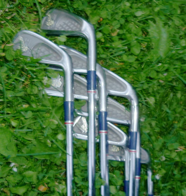 Full set in bag LADIES TNT HoneeBee irons 3-W TNT woods 1-3-5 RH in Golf in Sudbury - Image 4