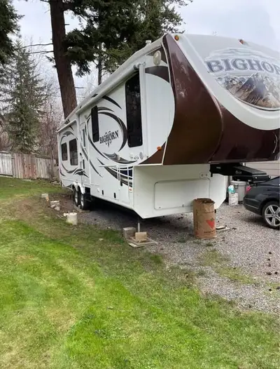 Upgraded 5th wheel for sale in Kaleden, BC. This 50 AMP, 3 slide-out, 35 foot 5th wheel includes add...