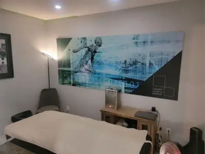 Clinic near marda loop with rooms available. Free parking in front. Includes laundry and all service...