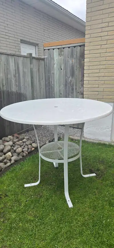 Round fiberglass top diameter 48 inches, aluminum frame, Height from ground to top of table 40 inche...