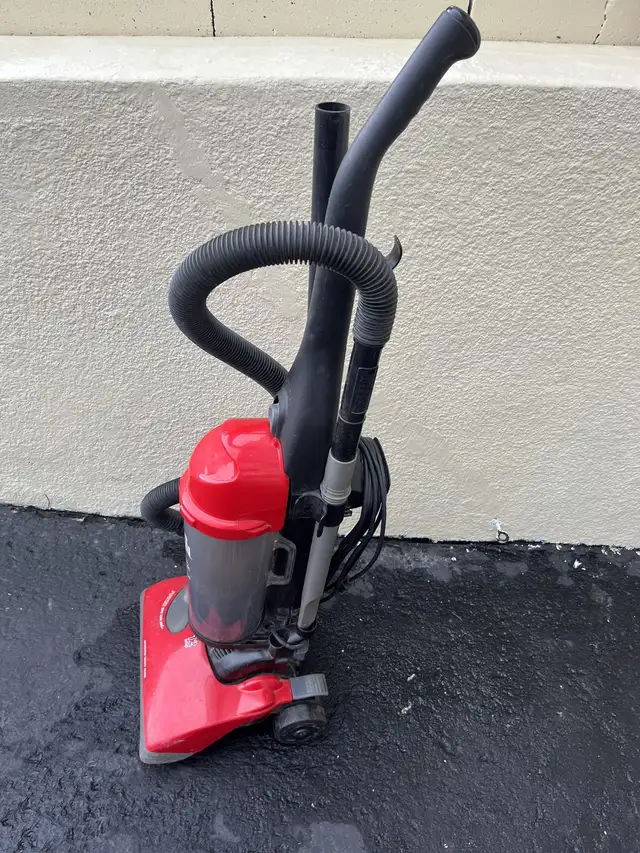 aspirateur de qualité avec filtre transparent et accessoires. in Kids in Laval / North Shore - Image 4