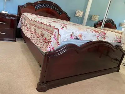 Excellent condition Queen bedroom set includes: 1) Queen bed with headboard and footboard 2) 2 Side...