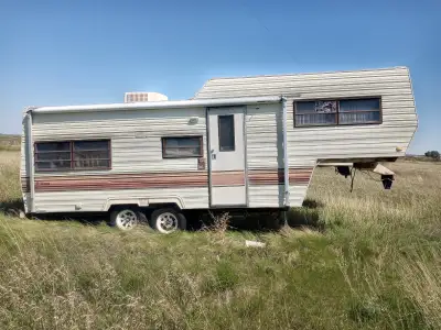 Mid 80s 5th wheel for sale . Rear window broke and one vent blew off . Perfect for craven/frcc . 200...