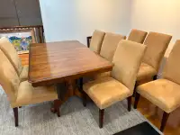 Belle table de bois avec chaise