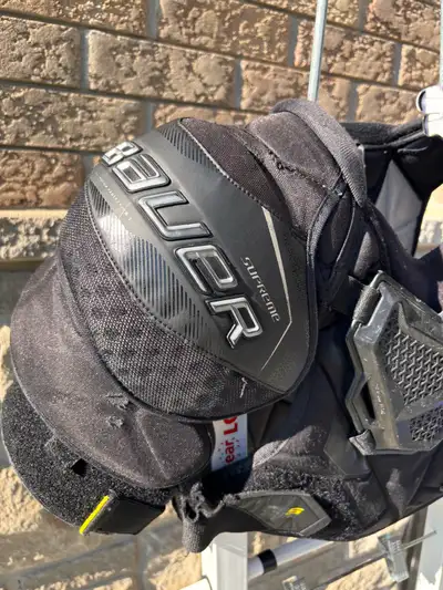 Senior Size Medium Men's Shoulder pads hockey Bauer 3S Pro Good condition $45