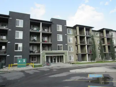Beautiful 2 Bed + Den | 2 Bath | 2 Parking Stalls - Apartment