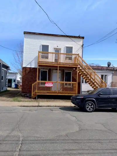 Shawinigan 4 1/2 RDC duplex avec sous-sol, grand terrain