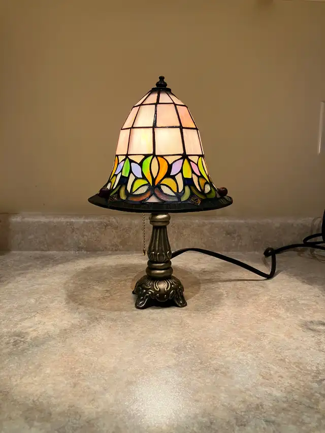 Small Tiffany Style Lamp in Indoor Lighting & Fans in Mississauga / Peel Region - Image 2