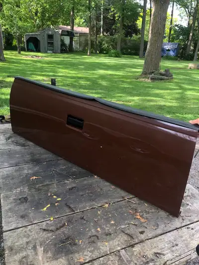 Fits 1988-1998 GMC / Chev pick up. No rust. stored for over 15 years. Tailgate is in excellent condi...