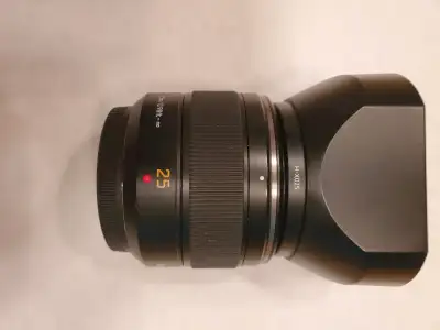 High quality standard prime lens with an effective focal length of 50mm. It's the second Leica-brand...