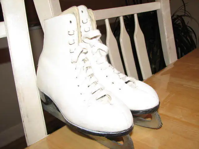 YOUTH GIRL FIGURE SKATES - PATIN DE FANTAISIE POUR JEUNE FILLE in Skates & Blades in Gatineau - Image 2