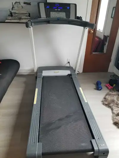 Découvrez ce tapis roulant Reebok en bon état, parfait pour vos entraînements à domicile. Avec ses s...