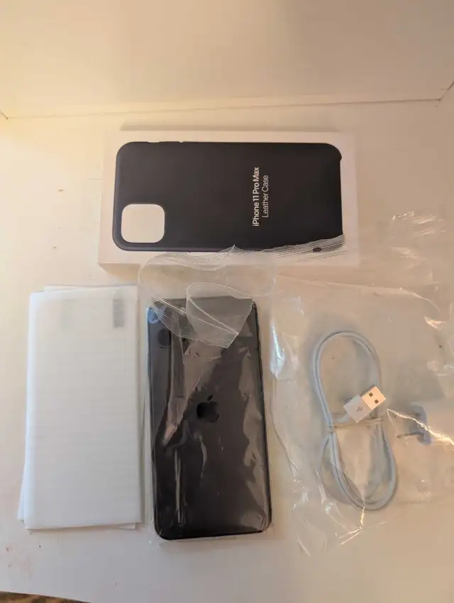 iPhone 11 Pro Max with case  in Cell Phones in City of Toronto - Image 2