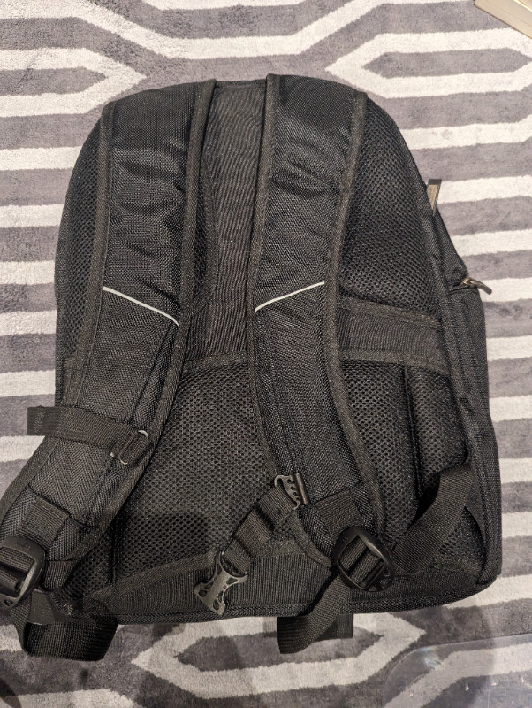 NEW CONIDTION KENNETH COLE REACTION BACKPACK W/ LAPTOP SECTION! in Laptop Accessories in Mississauga / Peel Region - Image 2