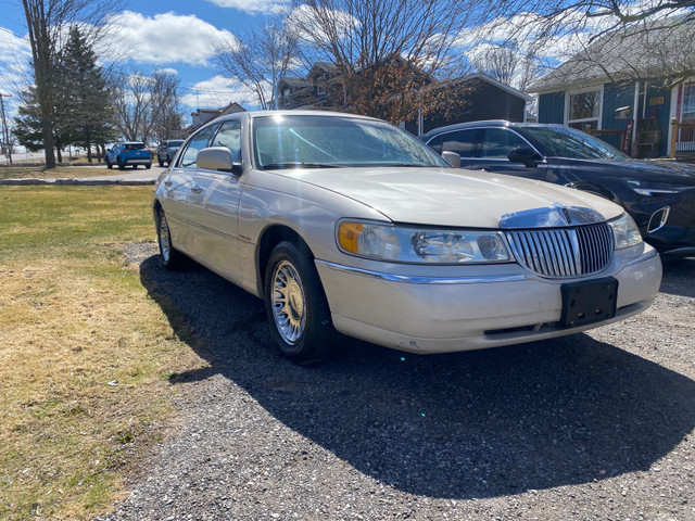 2000 Lincoln Town Car Cartier in Cars & Trucks in Peterborough