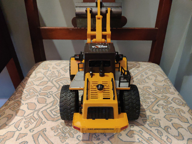 RC Metal Bulldozer Front Loader in Toys & Games in London - Image 4