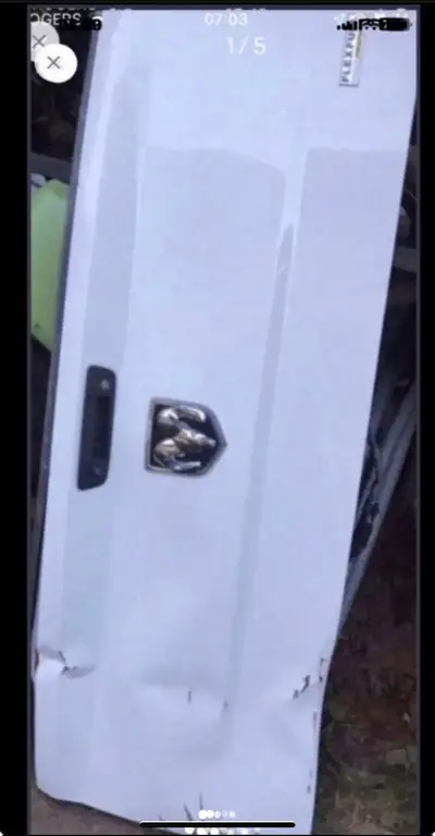 haillon de Dodge ram 2011 et plus avec caméra de recul d origine 350$