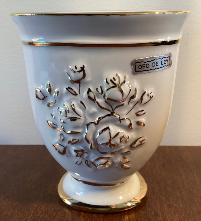 Small Porcelain Ceramic Vase with Genuine Gold Details Spain dans Décoration intérieure et accessoires  à Ouest de l’Île