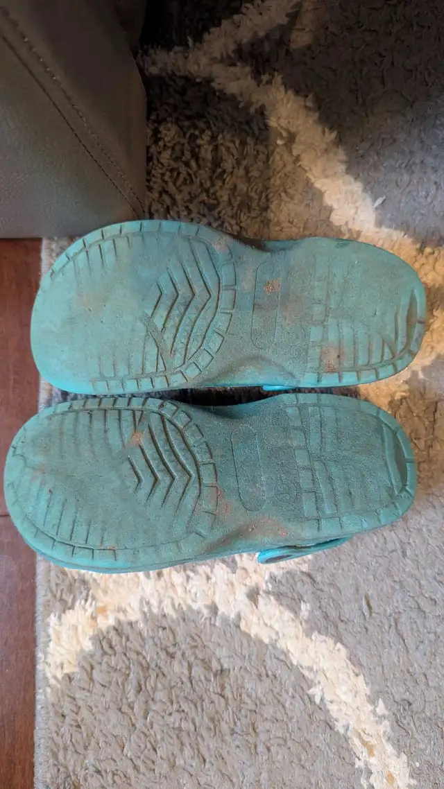 1$ sandale/croc fille grandeur 5 bon état tel quel Candiac J5R4R in Kids & Youth in Longueuil / South Shore - Image 3