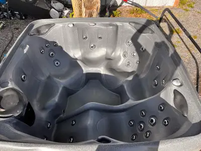 Six person hot tub. With step. Needs new cover.