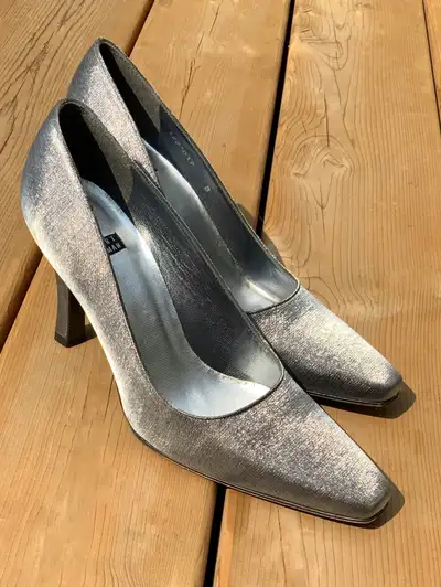 ⭐️BRAND NEW ,NEVER WORN STUART WEITZMAN silver/grey silk heels , Voir plus