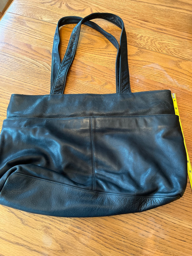 Dkny purse /bag in Women's - Bags & Wallets in Winnipeg - Image 2