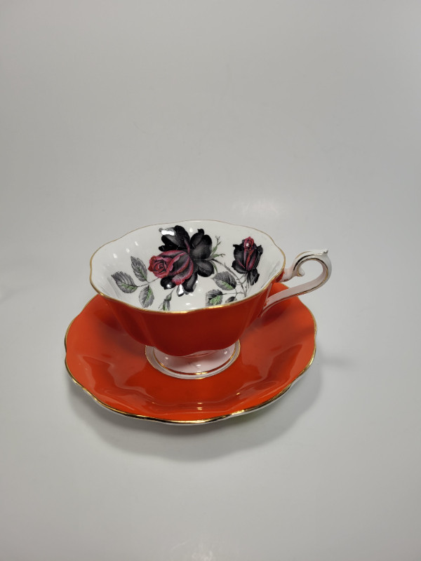 Tasse Royal Albert Masquerade Series (Orange) Teacup dans Art et objets de collection  à Longueuil/Rive Sud - Image 4