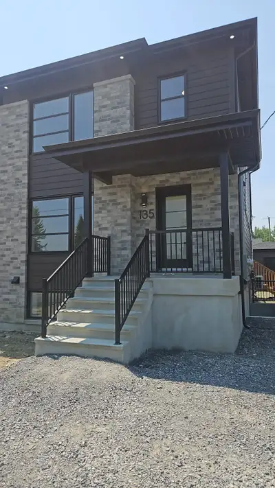 un spacieux 5 ½ sur deux étages à louer à Salaberry-de-Valleyfield, situé dans un quartier calme et...