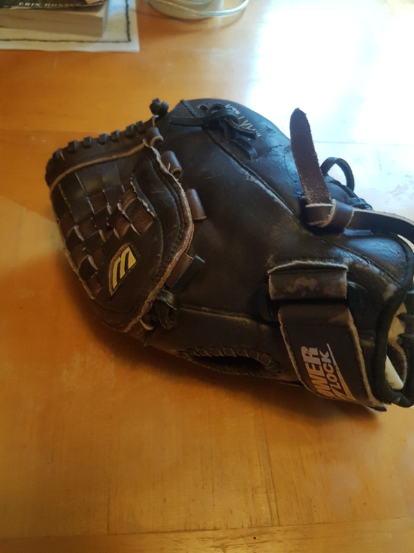 Youth baseball glove in Baseball & Softball in Dartmouth - Image 3