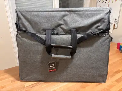 iMac Gator case in excellent condition. The only safe way to transport your iMac. Fits 27" iMacs, an...