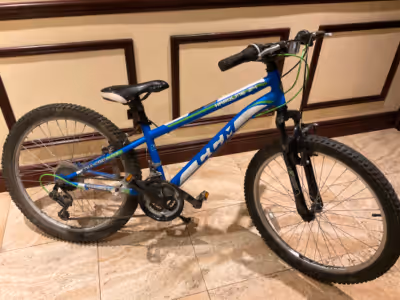 Good condition youth bike, 24” wheels. 21-speed grip-shifting system with Shimano rear derailleur. 2...