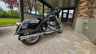 Superbe Fld dyna switchback, suspension burly, stage 1, radio kenwood avec bluetooth, entretien minu...