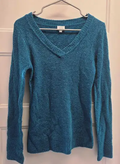 Get cozy with this Suzy Shier teal sweater, perfect for adding a pop of colour to your wardrobe! Thi...