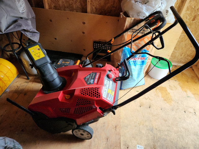 Troy-Bilt Single Stage Snow blower in Snowblowers in Mississauga / Peel Region - Image 2