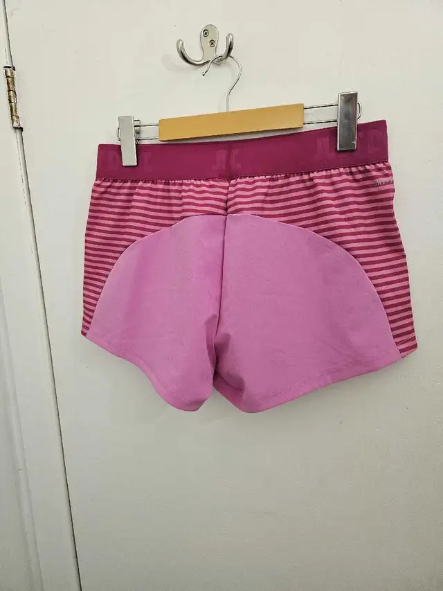 Nike chort in Women's - Bottoms in Longueuil / South Shore - Image 4