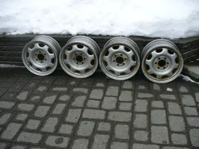 4 roues d'acier usagés pour Ford ,17 X 7.5 , bolt patern 6 X 135mm , hub 87.1mm et offset 44mm .