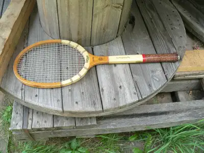 raquette de tennis vintage en bois # 3204.1 10$ raquette de tennis en bois Wilson # 3204.2 15$ aller...