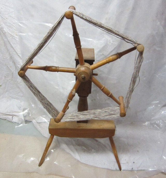 Antique  skein winder (like a Spinning Wheel) in Arts & Collectibles in Oshawa / Durham Region