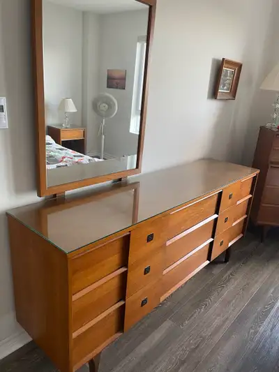 Ensemble de chambre à coucher complet comprenant 1 lit tête et pied et sommier en métal. 2 tables de...