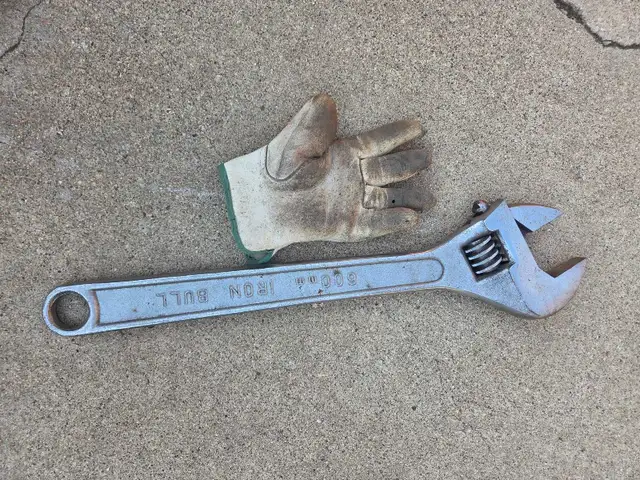 Industrial adjustable wrench