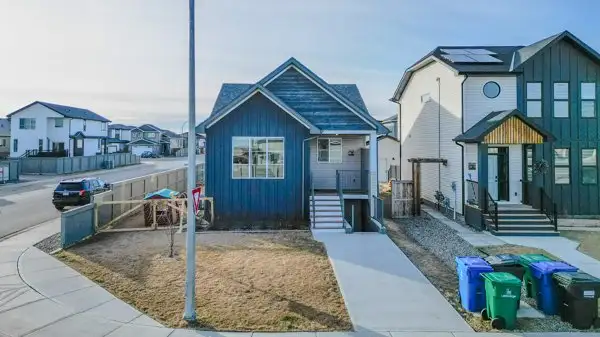 Great space and location 3 Bed 2 bath upper unit for rent!