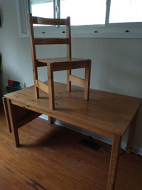 Beautiful dining/kitchen table for sale plus 4 chairs.