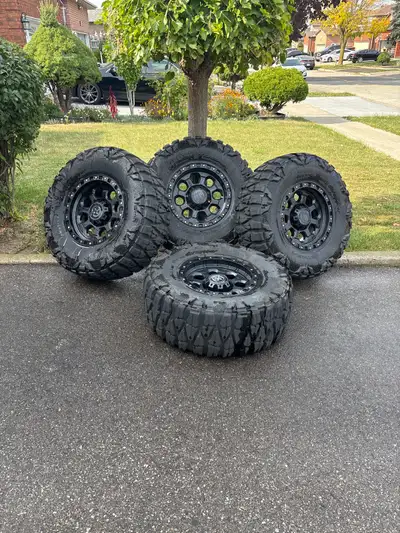 Nitto Mud Grappler tires 37x13.50R18 with 3000kms on them, bought spring of 2024, date codes 3 are 3...