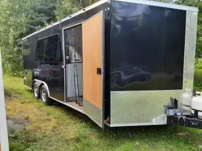 Remorque 20' plus v nose Pour 2 motos Nego en personne Kit pour remorquer A fait 2500km Jamais roule...